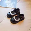 Sapatos de Menina 2025 Primavera e Outono Novos Sapatos de Couro Princesa Infantil Estilo Britânico Sapatos Solados Macios para Menininha Sapatos Casuais da Moda