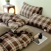 Juego de ropa de cama de cuatro piezas de algodón lavado con agua pura estilo Muji, jacquard teñido en hilo estilo botón, funda de edredón y sábana de cama 100% algodón, juego de tres piezas para estudiante