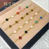 Producto estrella de transmisión en vivo de TikTok: Pulsera de trébol de cuatro hojas de cinco flores con carcasa colorida, pulsera de trébol de la suerte de lujo ligero con cadena de extensión, alta retención de color