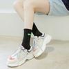 Calcetines mujer Negro y Blanco letras clásicas bordadas calcetines de caña alta hombres y mujeres calcetines para parejas primavera y otoño calcetines altos al por mayor