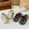Tênis versáteis para meninos com sola macia, tênis de treino retrô infantis de outono, novos tênis esportivos casuais com padrão de estrelas, estilo baixo para meninas