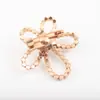 Broche colgante de flor de perla transfronterizo accesorios colgantes para ropa diy insignia insignia de venta caliente en AliExpress broche de aleación de zinc