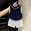 Colete de malha bordado azul marinho novo para o verão de 2026 estilo coreano para meninos com gola de marinheiro e shorts branco casual infantil