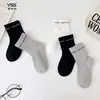 Calcetines infantiles Yishuangshuang, nuevos calcetines de media caña de la serie miu de otoño e invierno con letras de moda, calcetines estudiantiles de algodón peinado en blanco y negro para niñas