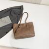 Bolso Tote de Viajero Retro con Texto Estilo Francés 2025 Invierno Nuevo Simple Casual Moda Portátil de Axila Bolso de Mujer