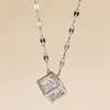 Colar de Zircônia Fashion Pequeno Cubo de Açúcar de Luxo Leve para Mulheres, Corrente Minimalista para Clavícula com um Pingente de Acessório de Alto Padrão