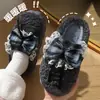 Chinelos femininos de algodão com laço, novo estilo outono/inverno 2026, fofos e peludos, com sola grossa, para uso interno e em casa