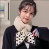 Lenço de Bolinhas 2025 Estilo Coreano Lenço Feminino Outono e Inverno Cobertura de Pescoço Quente para Exterior Pelúcia de Imitação de Pelo de Coelho Lenço Cruzado para Pescoço