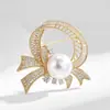 Broche de Cinta de Diamantes Completos de Temperamento para Mujer, Elegante y Atmosférico Corsage de Perlas, Lujo Accesible, Diseño de Alta Gama, Broche, Accesorios para Traje
