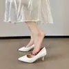 Verano 2026 Nuevo Estilo Punta Fina Tacón de Aguja Escote Bajo Sin Cierre Color Sólido Versátil Elegante Sexy Tacones Altos