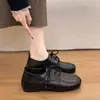 Sapatos loafer de cadarço estilo francês para mulheres, nova coleção outono 2026, sapatos casuais baixos, adequados para o trabalho, com design de bico profundo, feitos de couro