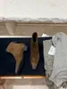 Botas de Cano Curto Quadradas com Salto Escondido Zíper Traseiro Moda Europeia e Americana Outono/Inverno 2026 Botas de Camurça