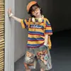 Conjunto de Manga Curta para Meninos Verão Listras Coloridas Color Block 2026 Nova Tendência Camiseta para Meninos Top de Verão Solto para Crianças