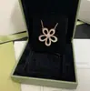 Colar de Trevo de Quatro Folhas Grande Flor de Ouro V com Cravação de Diamantes Colmeia Vazada Corrente para Clavícula Versátil Brincos
