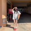 Camiseta de Algodão Puro com Manga Curta Estilo Retrô Americano Personalizada com Grafite para Mulheres Verão Tendência Marca Solta Visual Emagrecedor Estilo College Top de Manga Meia