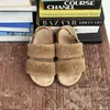 Sandálias versáteis para exterior, sapatos peludos de sola plana 2026, design de fivela, outono e inverno, macios, estilo coreano, novas sandálias de uma tira para mulheres