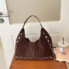Bolsa de Axila Retro con Remaches de Gran Capacidad Europea y Americana Nuevo Estilo Otoño/Invierno para Mujer Bolso Tote Versátil de Hombro