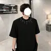 Design de rua com decoração de rebites metálicos, camisa masculina versátil de manga curta com estilo de Hong Kong, corte solto, marca moderna, top casual e estiloso