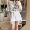 Camiseta Blanca de Hombro Recto Estampada Estilo Coreano Versátil Adelgazante de Manga Corta para Mujer Verano Nuevo Top de Algodón Holgado para Mujer