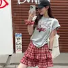 Conjunto de moda de verano 2026 para mujer: Camiseta de manga corta bordada estilo coreano con dibujos animados y falda de cuadros tipo pastel con cintura elástica