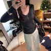 Camisa Base de Tricô Cor de Damasco Estilo Coreano com Decote em V e Detalhes em Strass para Mulheres, Suéter Único e Super Estiloso para Outono e Inverno, Lindo Top para Usar em Camadas