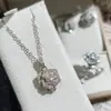 Anillo de Flor de Rosa de Lujo Ligero con Micro-Incustaciones de Diamante para Mujer, Aretes, Colgantes, Joyería Camelia Popular Versátil y Elegante