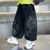 Calça Jeans Infantil Masculina Primavera e Outono 2026 Nova Estilosa e Fashionable Roupa de Outono para Bebê Menino Calça Street Tendência para Meninos