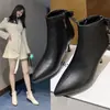 2026 Novas Botas de Cano Curto Estilo Francês, Botas Estilo Coreano, Sapatos de Inverno com Salto Alto Estilo Chanel Transfronteiriços, Botas Brancas de Cano Curto com Bico Fino