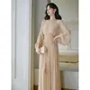 Foto Real de un Vestido Largo Estilo Vintage con Mangas Acampanadas, Diseño Delgado que Ceñe la Cintura, Vestido con Cinturón de Seda 2026, Falda Larga