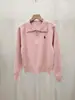 Outono 2026 Novo Estilo Feminino Simples Tricô com Bordado de Pônei Zíper Suéter Top Venda por Atacado da Fábrica de Origem