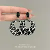 Brincos de Argola Geométricos Exagerados com Estampa de Leopardo Retrô Europeus e Americanos Design de Nicho Único e Bonito Brincos de Luxo Acessível