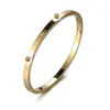 Pulseira de Aço Inoxidável com Fivela de Unha Cruzada Europeia e Americana, Pulseira de Aço de Titânio 18K Ouro Rosa para Mulheres, Joias Atacado que Não Desbotam