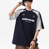 Camisa Raglán de Patchwork Estilo Americano con Bloques de Color para Hombre, Estilo Universitario de Verano, Estilo Deportivo, Manga Corta, Estampado de Letras, Cuello Pequeño, Manga Media