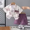 Conjunto de Verão para Meninos com Listras Verticais e Estampa de Letras, Manga Curta, Roupa Fina de Verão para Bebês, Conjunto de Três Peças de Camisa para Crianças, Estilo Moderno para Meninos