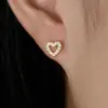 Pendientes de Corazón con Incrustaciones de Diamantes Estilo Europeo y Americano para Mujer Nicho Gama Alta Oro Hueco Corazón de Melocotón Moda Exquisitos Pendientes Venta al por Mayor