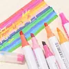 Caneta marca-texto colorida de alto apelo visual com pontas redonda e chanfrada, tinta espessa, grande capacidade, ideal para destacar estudos e para journaling.