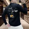 Moletom masculino moderno e versátil com gola redonda, estampa divertida e criativa de taça de vinho e texto, manga longa