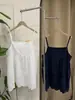 Camisola de Verão 2026 Novo Estilo Artístico e Fresco de Algodão e Linho Cor Sólida com Renda na Bainha de Comprimento Médio para Mulheres