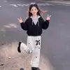 Conjunto de dos piezas de moda para niñas para primavera y otoño, con una sudadera con capucha y cremallera con diseño de dos piezas falso y pantalones casuales con ribete de encaje.