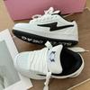 Novos Sapatos de Pão com Letra de Raio Pequeno Preto e Branco para Mulheres Ins Retro de Cano Baixo para Skateboard Sapatos Casuais Versáteis com Solado Grosso