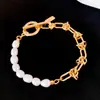 Pulsera Asimétrica de Perlas con Cadena Retro Europea y Americana, Pulsera de Lujo Ligero de Alta Gama para Mujer, Joyería de Diseño de Nicho