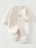 Mameluco para bebé, diseño cálido de tres capas y sin costuras para otoño e invierno, mameluco ajustado para recién nacido, atuendo para bebé amigable con la piel, nuevo estilo 2026