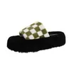 Pantuflas peludas de moda a cuadros con suela gruesa, estilo coreano para otoño e invierno, cálidas, casuales para exteriores, de algodón, con punta abierta