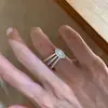 Anillo Minimalista Brillante de Tres Filas con Incrustación Completa de Diamantes para Mujer, Presentando Diamantes de Corte Marquesa de Alta Gama, Estilo Moderno y Sencillo, Adecuado para el Dedo Índice