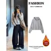 Moletom curto cinza, perfeito para sobreposição, um top estiloso para mulheres petite, nova coleção outono 2026, look estilo coreano para o outono