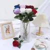 Venta al por mayor de fábrica Rosa de terciopelo individual Decoración del hogar Flor Día de San Valentín Flor de rosa artificial Arreglo floral para camino de boda