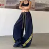 Calça Esportiva de Moletom Ampla com Corte Curvo Estilo Retrô Americano de Três Listras para Homens e Mulheres, Verão 2026, Caimento Solto e Estiloso