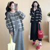 Nuevo Conjunto de Dos Piezas para Otoño e Invierno 2025: Suéter Holgado de Rayas con Cárdigan y Falda de Tirantes, Se Puede Usar Después del Parto, Traje de Maternidad Moderno para Mamá