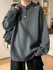 Patrón de escamas de dragón, sudadera con cuello Henley, sudadera bordada para hombre de otoño, corte holgado, capa interior retro, estilo streetwear americano, sin capucha, polo