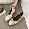 Sapatilhas de salto alto estilo francês, bico quadrado pequeno, para mulheres, novo modelo de verão 2026, sapatos rasos elegantes com laço para mulheres